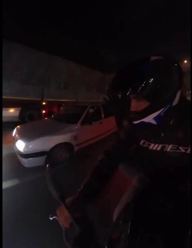 Motosiklete yandan çarpan araç, yoluna bir şey olmamış gibi devam etti
