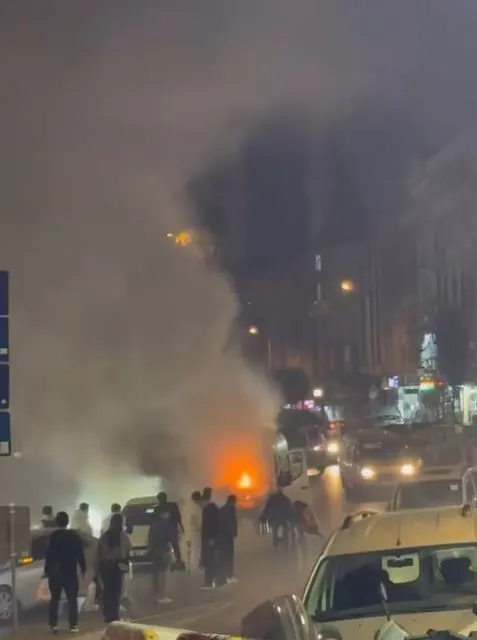 Arnavutköy’de seyir halindeki servis aracı alev alev yandı
