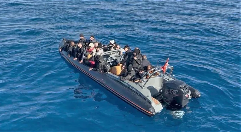 Urla açıklarında 28 düzensiz göçmen yakalandı
