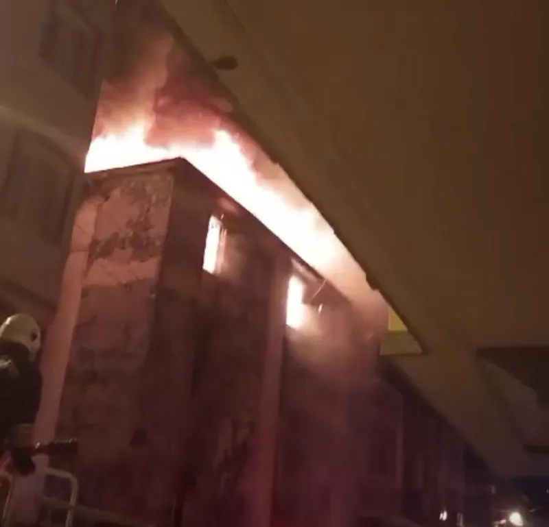 Gaziantep’te 4 katlı bina alevlere teslim oldu
