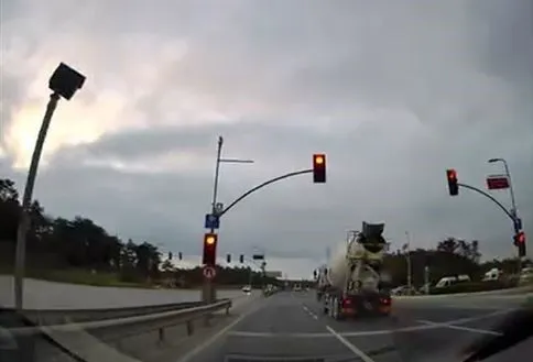 Arnavutköy’de kırmızı ışık ihlali faciaya davetiye çıkardı
