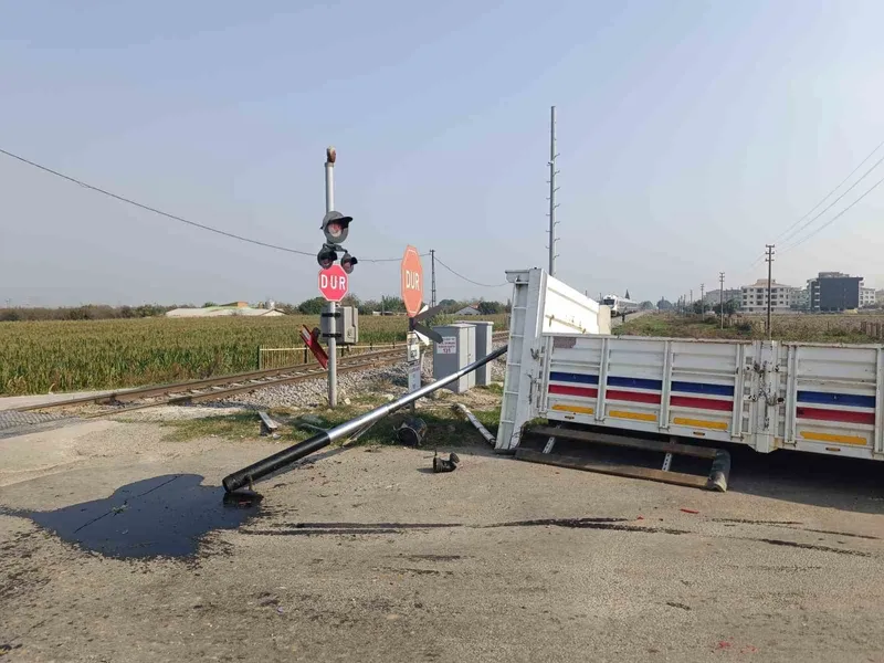 Turgutlu’da hemzemin geçitte kaza: Kamyonetin kasası koptu
