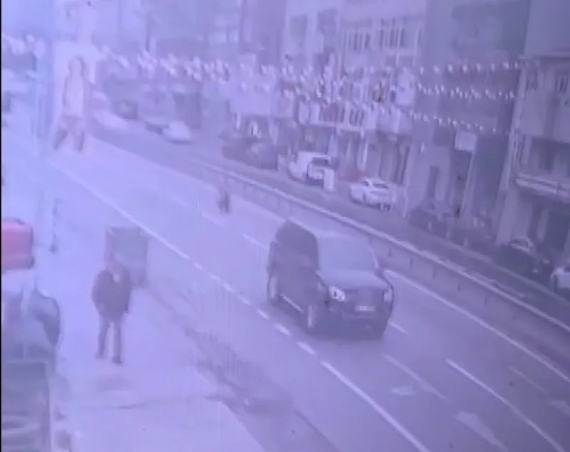 Ümraniye’de ilginç kaza kamerada: Sürücüsüz motosikletin çarpmasından kıl payı kurtuldu
