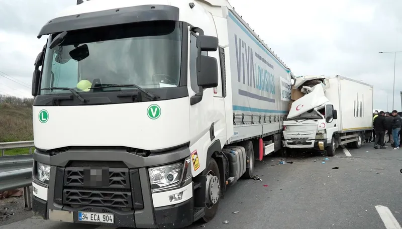 Otoyolda geri geri gelen tıra kamyonet çarptı: 1 ölü, 1 yaralı
