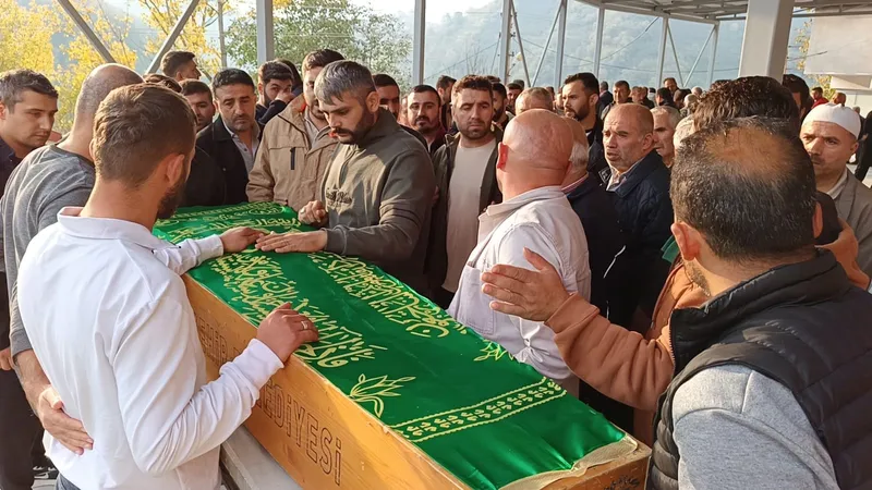 Ordu’da göçük altında kalan iş makinesi operatörü toprağa verildi
