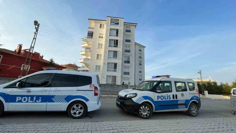 Karaman’da 5’inci kattan düşen öğretmen hayatını kaybetti
