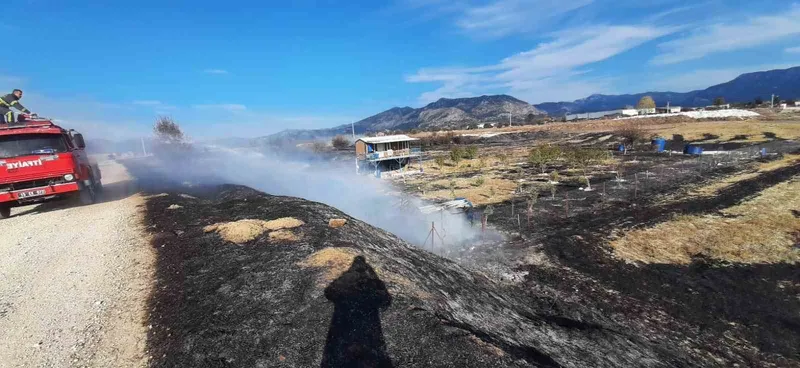 Bucak’ta arazi yangını itfaiye ekiplerince söndürüldü
