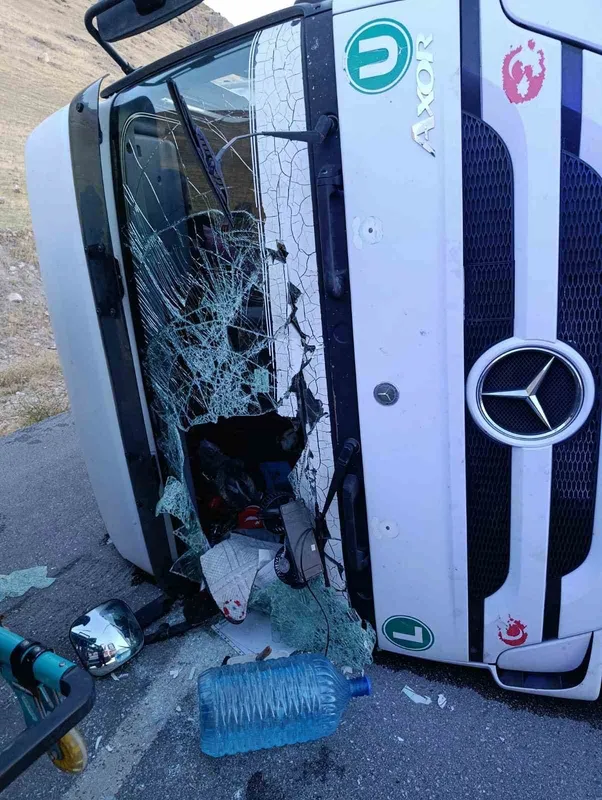 Devrilen tırın sürücüsü yaralandı
