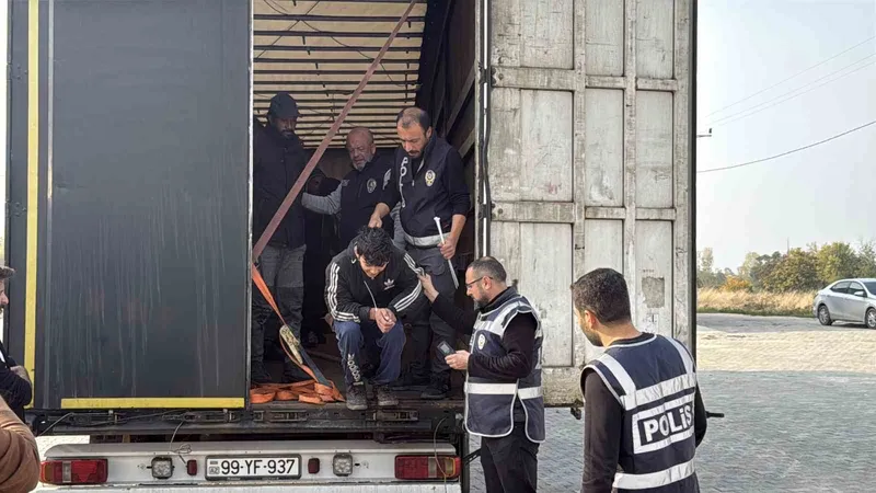 Tır dorsesine gizlenen 11 kaçak göçmen yakalandı
