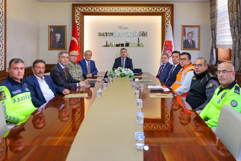Bayburt’ta trafik düzeni ve levha sadeleştirme çalışmaları görüşüldü
