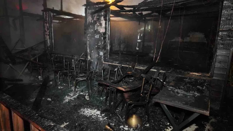 Beykoz’da şömineden çıkan yangın restoranı küle çevirdi
