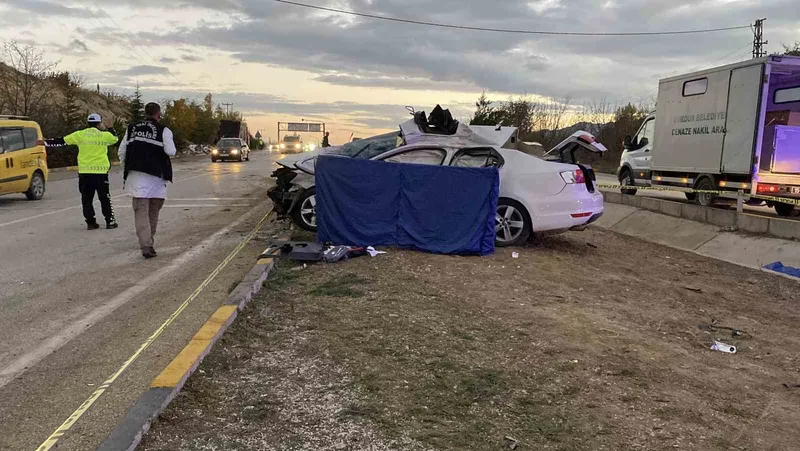 Kavşağa aşırı hızla giren tır otomobile çarptı: 1 ölü
