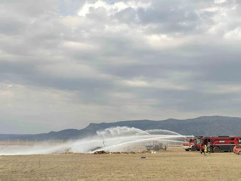Çardak Havaalanında uçak kaza kırım tatbikatı yapıldı

