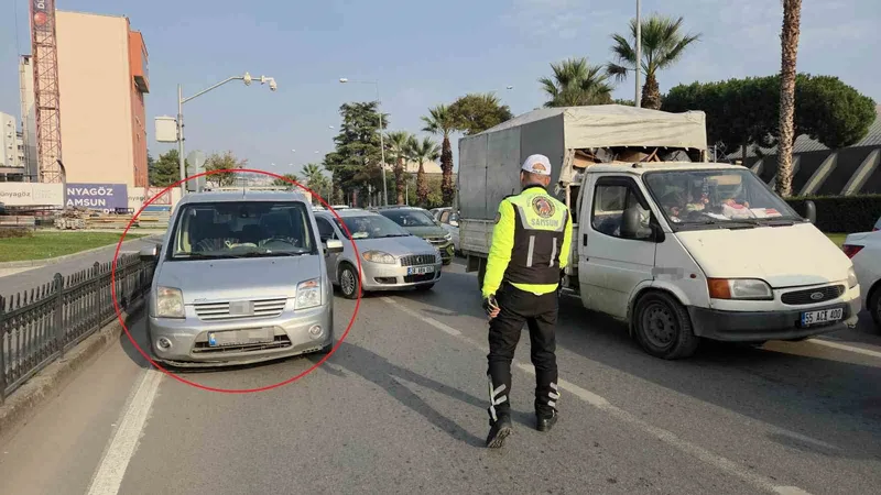 Aracını ana yola park ederek 