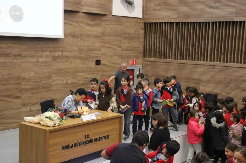Muğla Büyükşehir Belediyesi Pelin Güneş’i minik okurlarla buluşturdu
