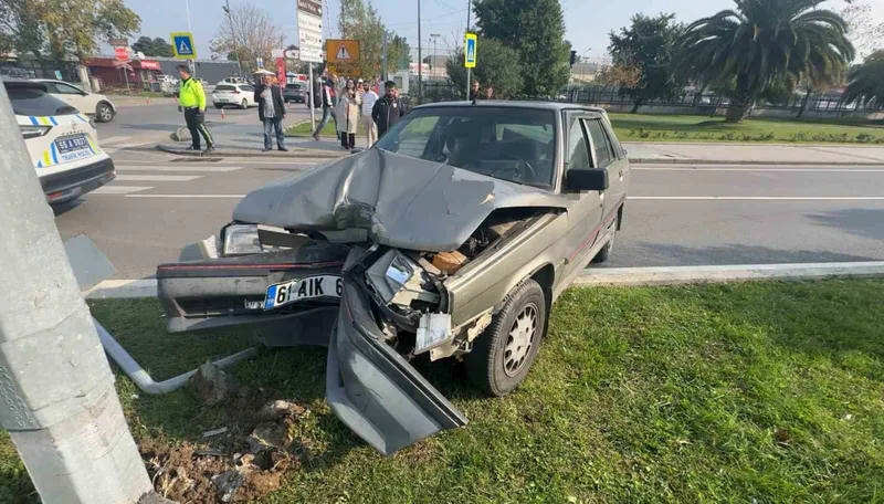 Samsun’da yayaya çarpmamak için fren yaptı, direğe çarptı: 1 yaralı
