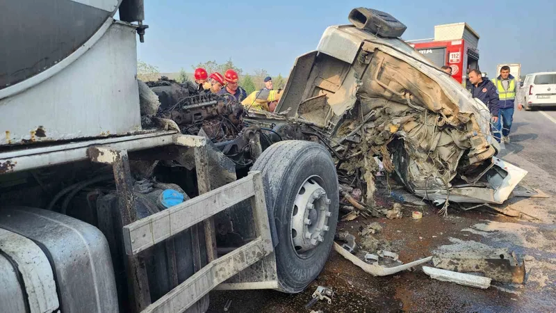 Süt tankeri tıra çarptı: 1 yaralı
