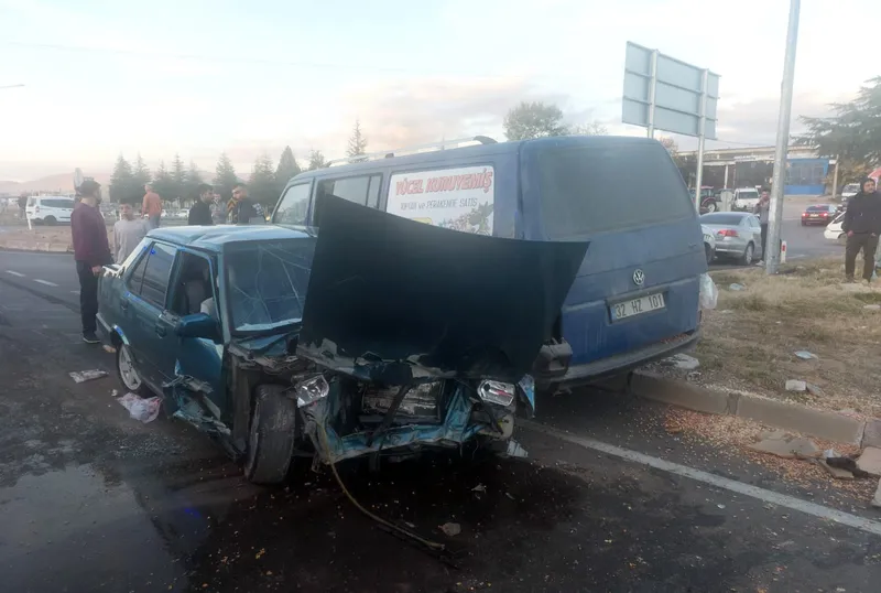 Isparta’da kamyonetle çarpışan otomobil hurdaya döndü: 2 yaralı
