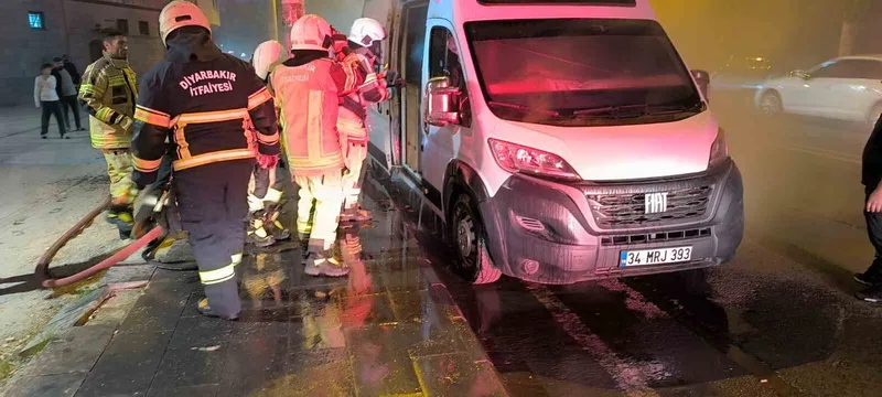 Diyarbakır’da itfaiye ekiplerinin karavan yangınına müdahalesi kask kamerasında
