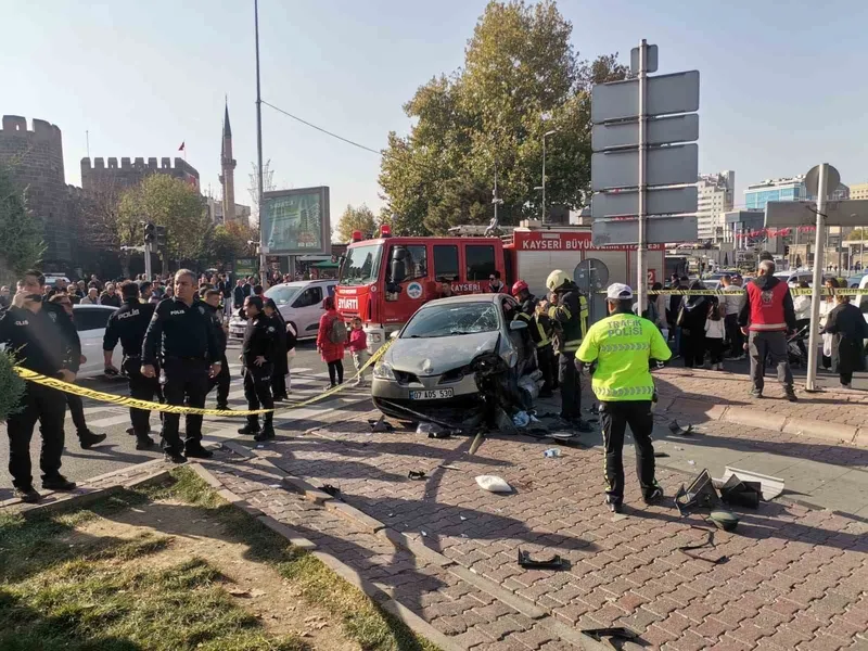 Otomobil ışıkta bekleyen yayaların arasına daldı: 5 yaralı
