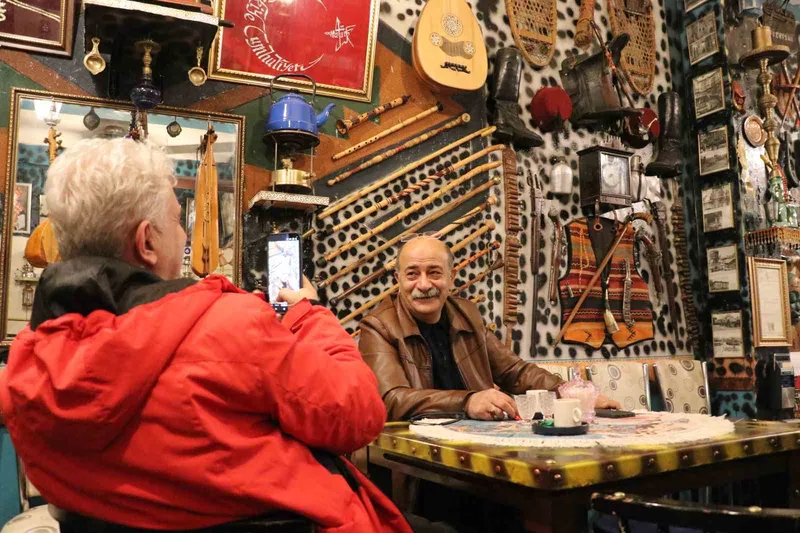 Hurdacıdan aldığı bir demlikle başladı, işletmesini antikalarla doldurdu
