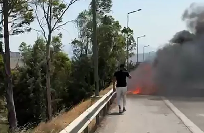 Elektrikli kabus: 18 milyonluk Porsche alev aldı, iş adamı canını zor kurtardı
