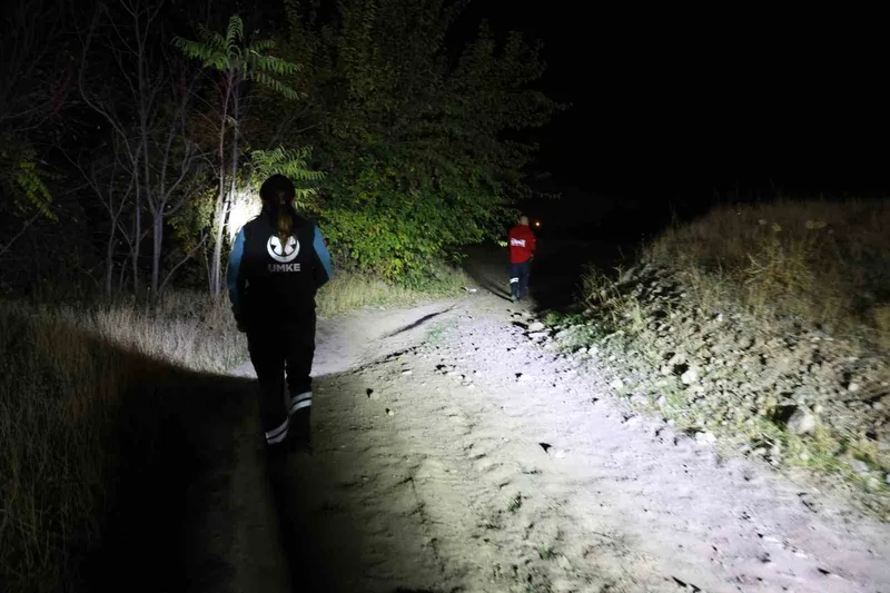Elazığ’da kayıp otizmli çocuğu arama çalışmaları 72. saatte de gece boyunca sürüyor
