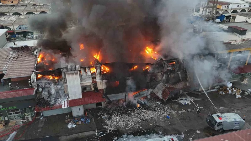 Hırdavat dükkanında çıkan yangını söndürme çalışmaları devam ediyor: Yangın, havadan görüntülendi
