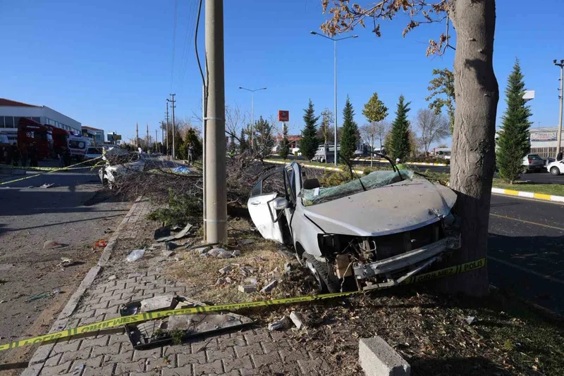 Ağaca çarpan otomobil ikiye bölündü: 2 ölü 1 yaralı
