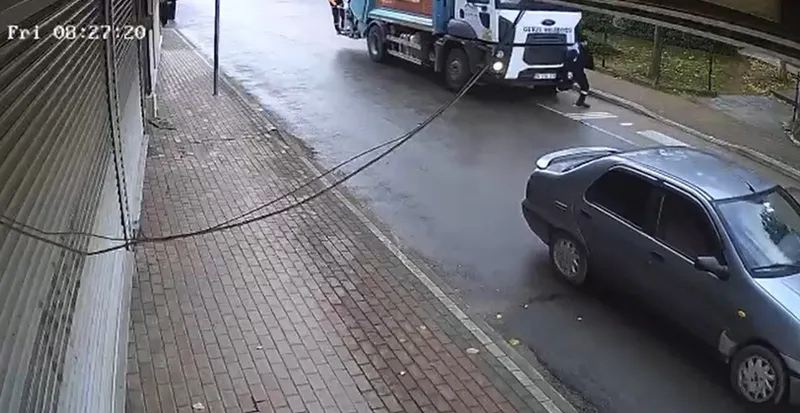 Belediye işçisinin hayatını kaybettiği korkunç kaza kamerada
