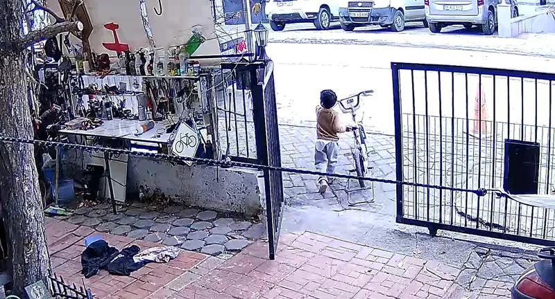 Bisikletini çalan çocuklara üzülen adam 