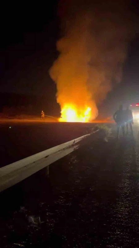 Otomobil alev topuna döndü, o anlar kamerada
