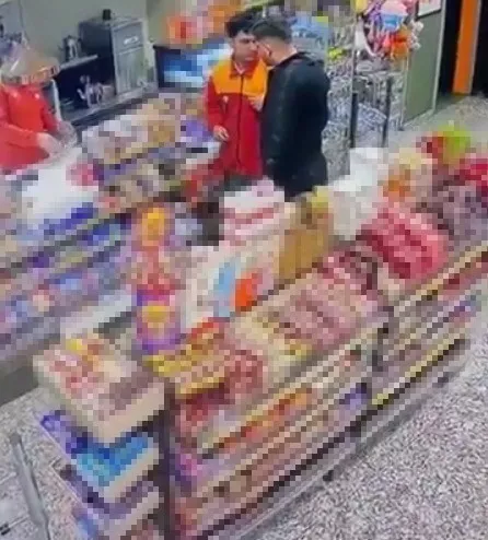 Akaryakıt istasyonunda çalışan genci darbeden alkollü müşteri gözaltına alındı
