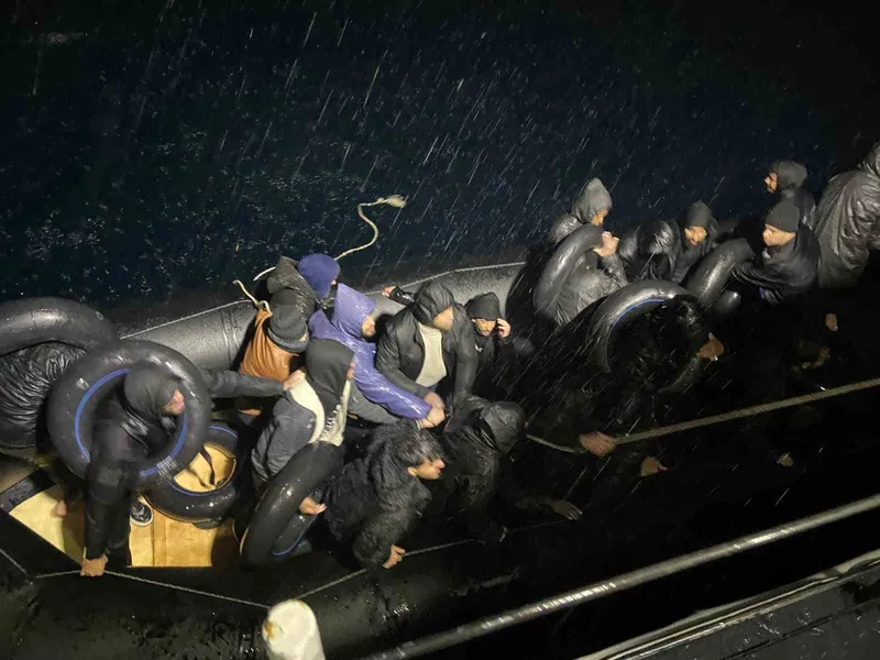 Yağmurun altında denizde sürüklenen göçmenlere sahil güvenlik yetişti
