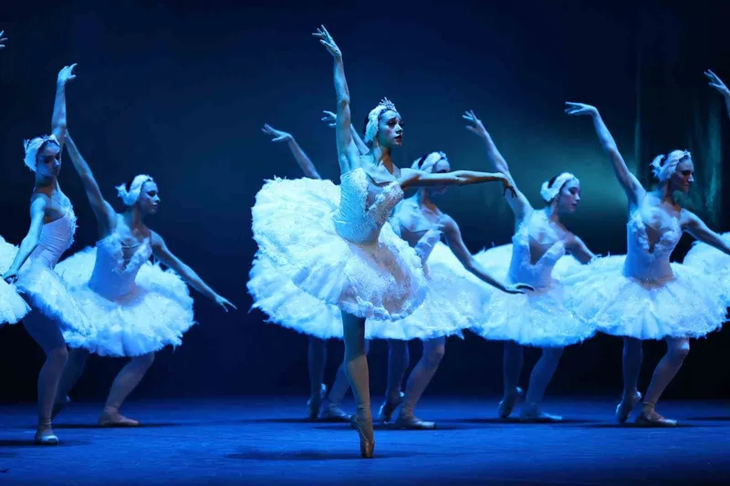 Çaykovski’nin ‘Kuğu Gölü’ balesi Denizli’de beğeniyle izlendi
