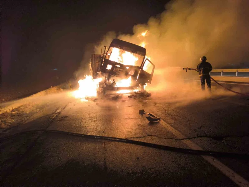 Mardin’de çarpışan iki tırdan biri yandı
