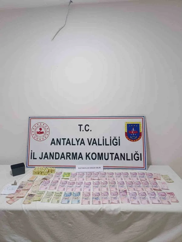 Antalya’da mahalle muhtarı kumar oynatırken yakalandı
