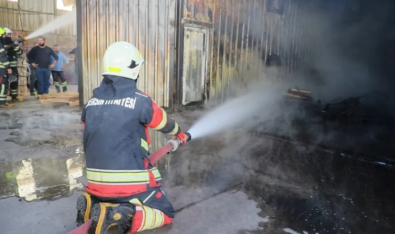 Mersin’de palet imalathanesinde çıkan yangın kontrol altına alındı
