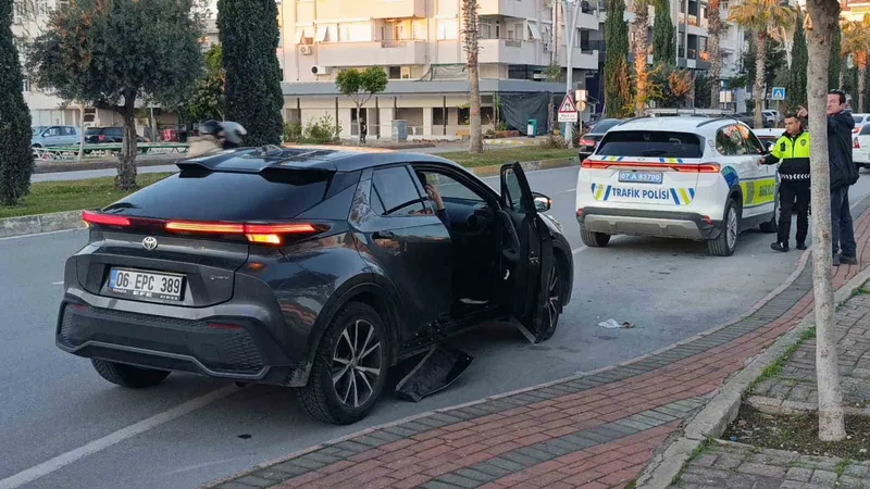 Antalya’da motosiklet ile otomobil çarpıştı: 2 yaralı
