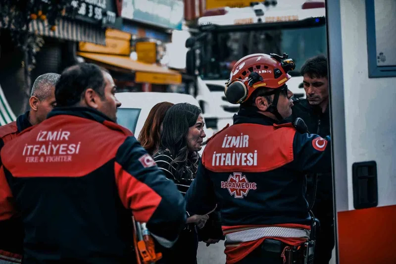 İş hanını alevler sardı, itfaiye 12 kişiyi kurtardı
