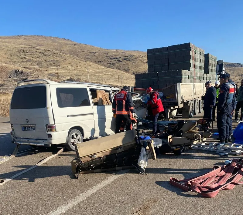 Malatya’da tır ile minibüs çarpıştı: 3 ölü

