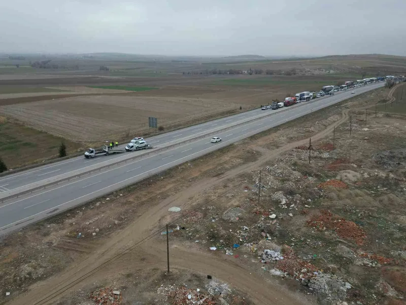 Maddi hasarlı kaza kara yolunu tek yönlü ulaşıma kapattı
