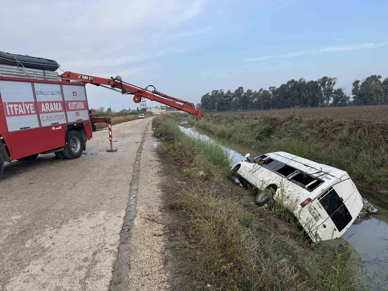 Adana’da tarım işçileri taşıyan servis kanala düştü: 18 yaralı

