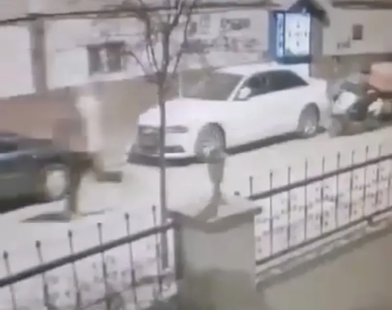 Kuryenin çantasındaki dürümü çalıp koşarak kaçtı
