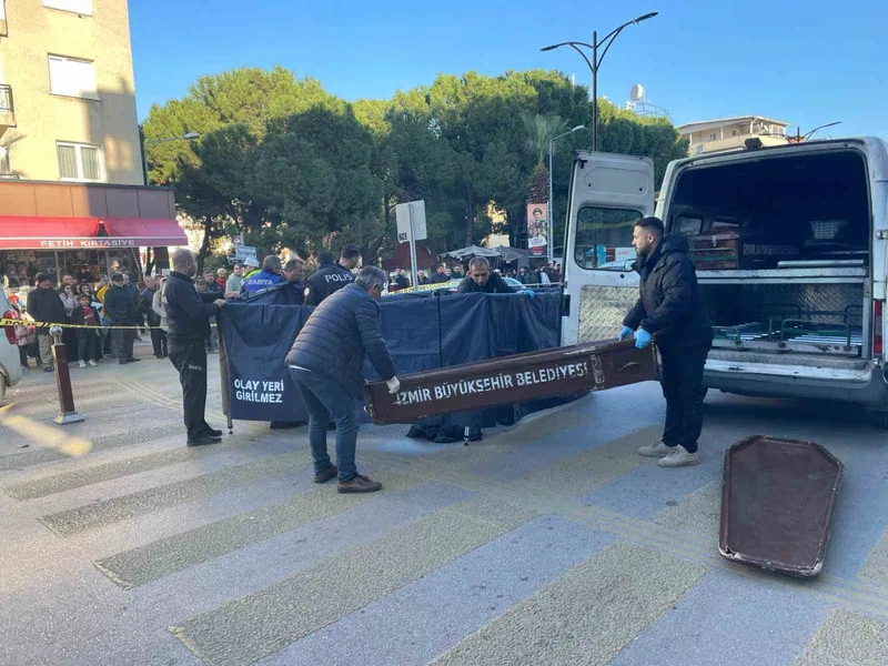 İzmir’de belediyenin çöp kamyonu yaya geçidinde kadını ezdi
