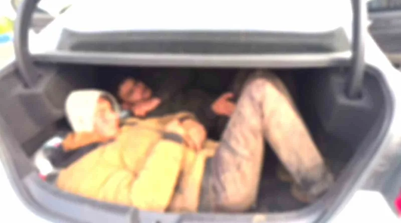 Bagajına 2 kişiyi sığdırdığı otomobilde 8 göçmeni kaçırırken yakalandı

