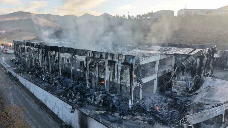 Alev alev yanan kimya fabrikasının son hali havadan görüntülendi
