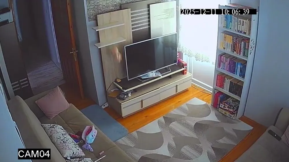 Balıkesir beşik gibi sallanıyor: Deprem anı güvenlik kamerasına yansıdı