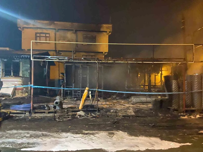 Diyarbakır’da hırdavat dükkanı alevlere teslim oldu
