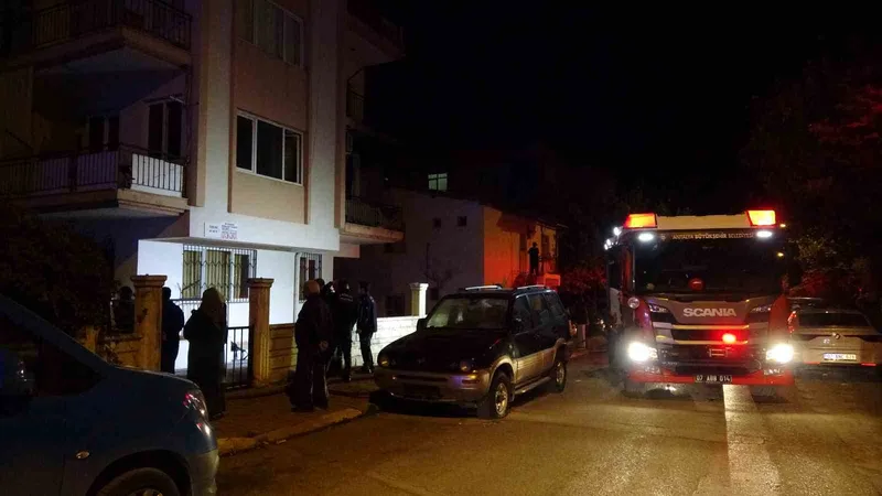 Dairede çıkan yangında 3’ü çocuk 4 kişi dumandan etkilendi
